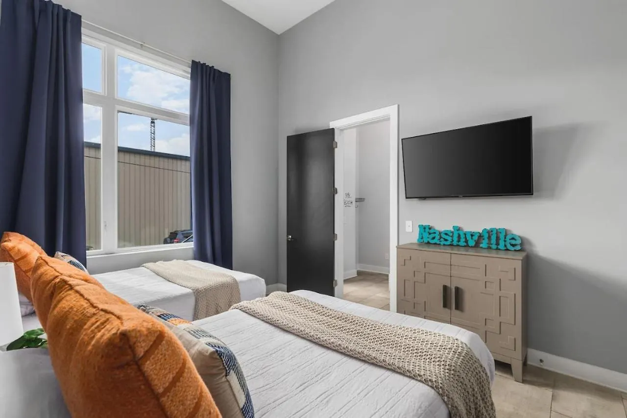 11 Beds 4 Bedrooms 4 Baths With A Rooftop Deck And Garage Nashville United States