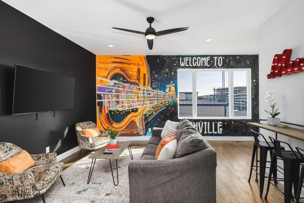 11 Beds 4 Bedrooms 4 Baths With A Rooftop Deck And Garage Nashville Holiday home