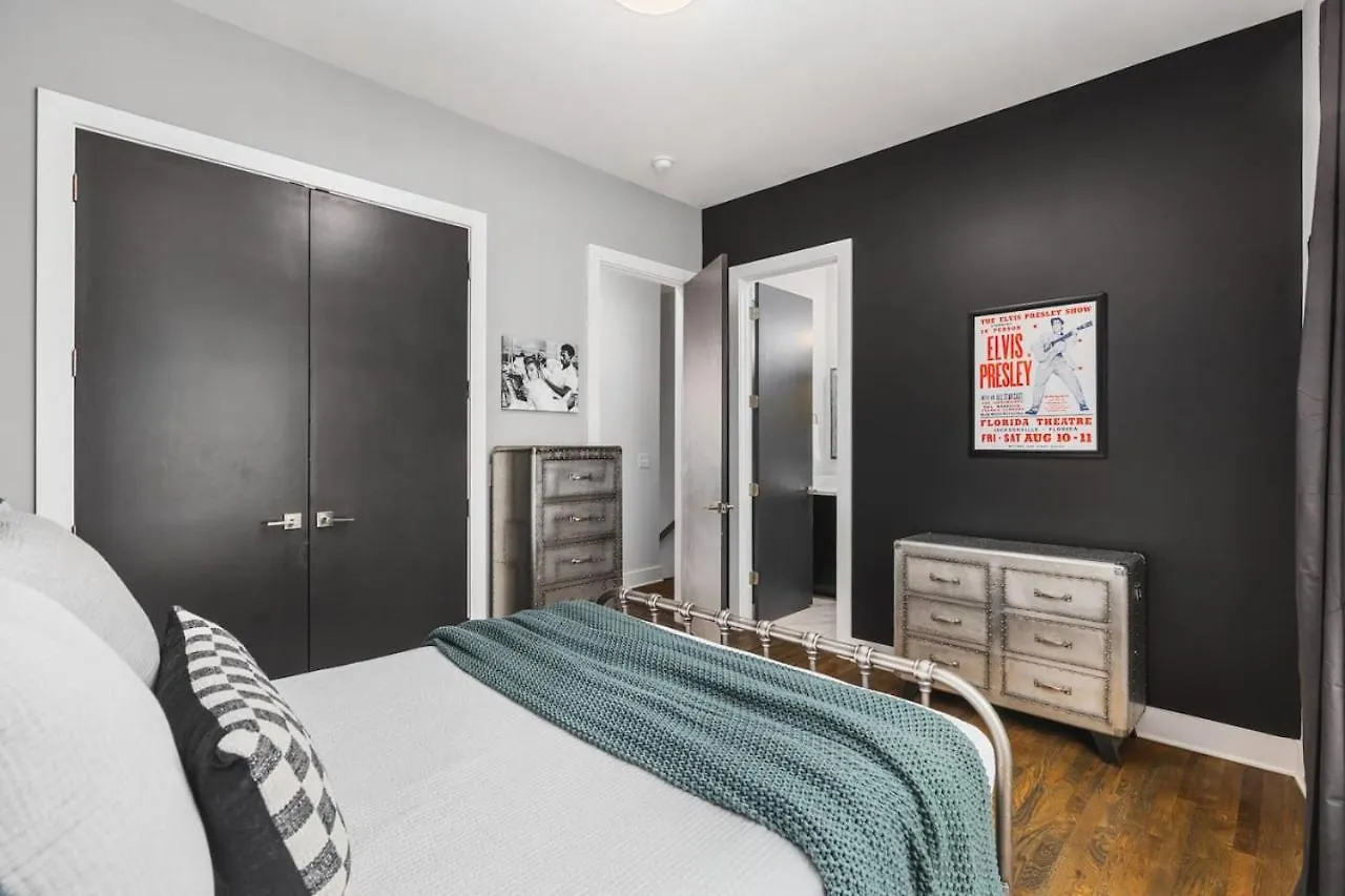 11 Beds 4 Bedrooms 4 Baths With A Rooftop Deck And Garage Nashville Holiday home