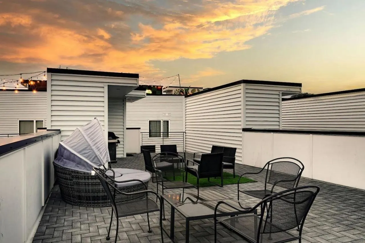 11 Beds 4 Bedrooms 4 Baths With A Rooftop Deck And Garage Nashville Holiday home